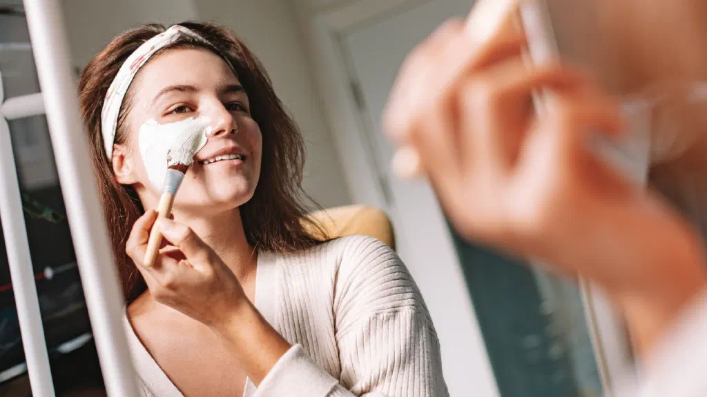 Cận cảnh vùng má với lỗ chân lông to rõ quanh khu vực mũi
