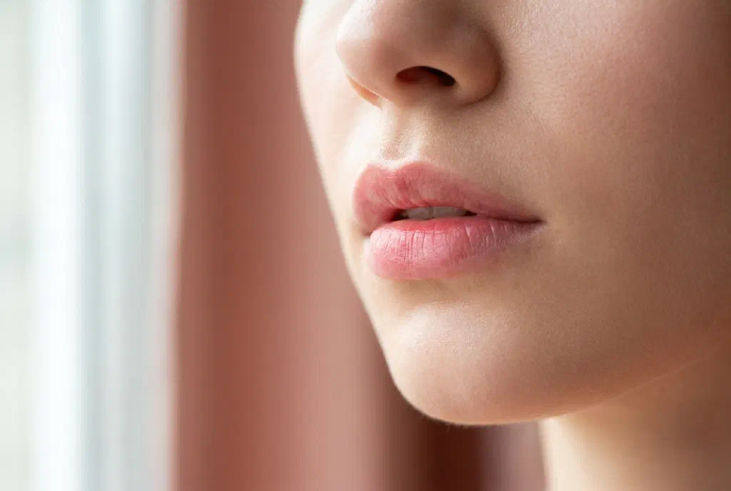 Lippen mit zartem, transparentem Farbschleier nach einer Aquarell-Lips-Pigmentierung