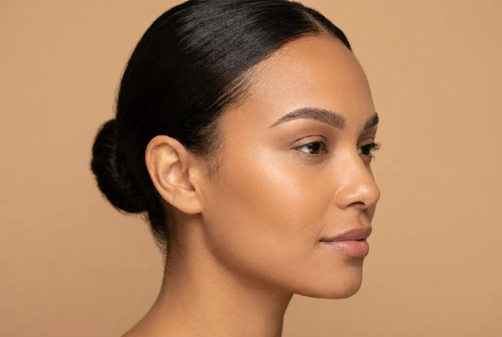 Augenbrauen nach Permanent Make-up mit definierter, natürlicher Form im Profil