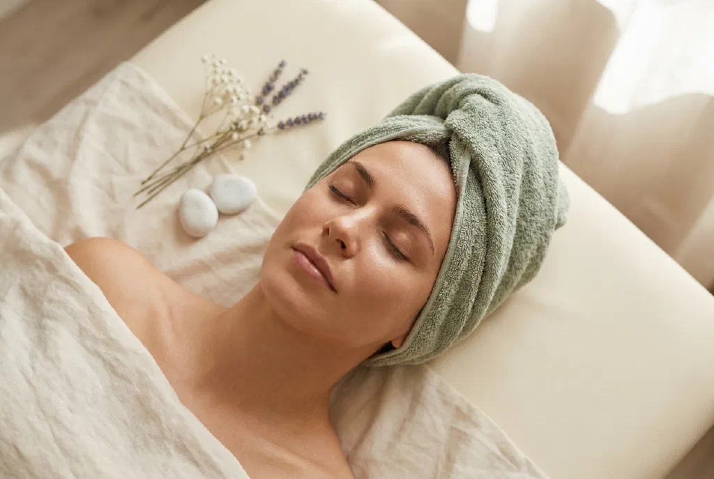 Người phụ nữ đang thư giãn trong buổi chăm sóc da mặt tại spa thẩm mỹ
