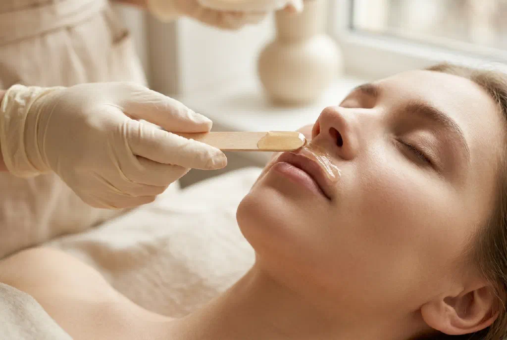 Cận cảnh vùng môi trên trong quá trình tẩy lông dịu nhẹ