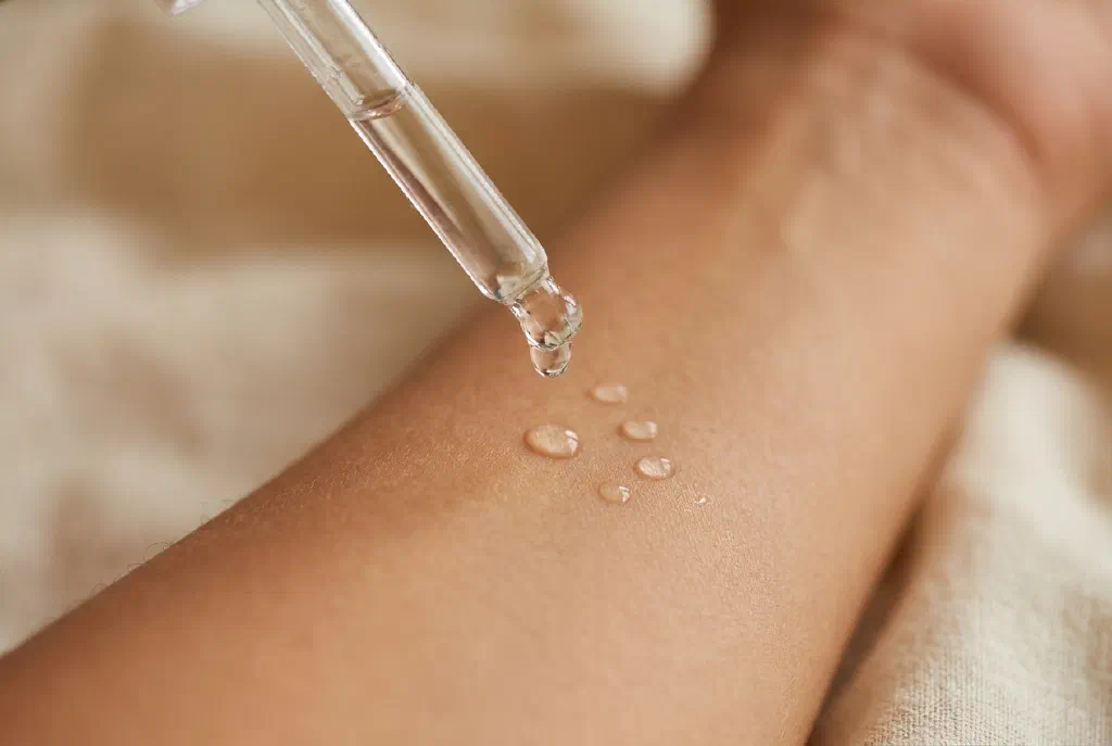 Giọt serum Hyaluron trên da