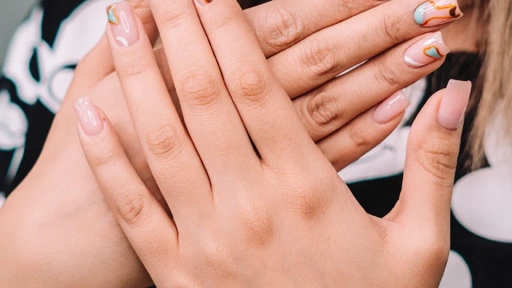 Bàn tay được chăm sóc kỹ với mẫu nail hiện đại theo xu hướng 2026