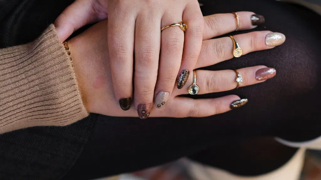 Geordnete Nageldesign-Werkzeuge und Pflegeprodukte auf einem hellen Arbeitstisch