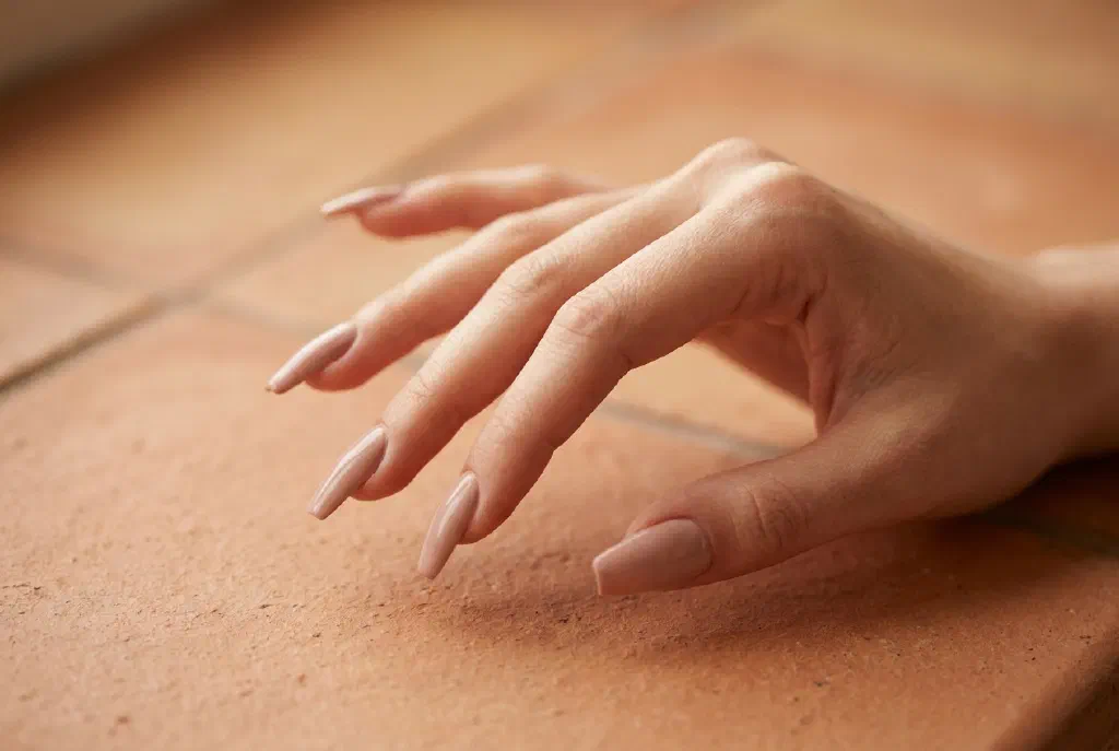 Móng dài dáng ballerina với đầu móng cắt thẳng và lớp nền màu nude