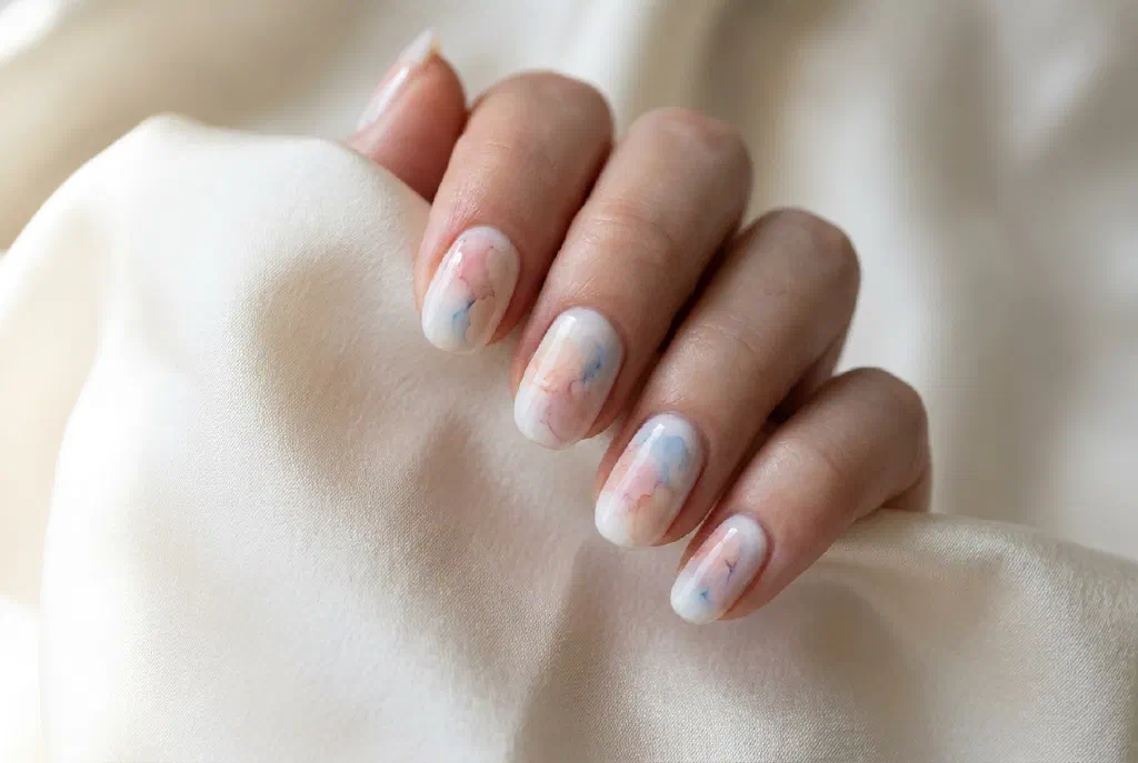 Móng với hiệu ứng màu nước mềm mại, các màu loang hòa vào nhau nhờ Blooming Gel