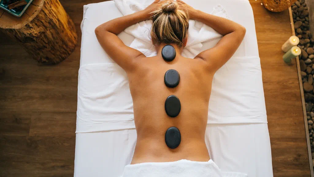 Người phụ nữ nằm thư giãn nhắm mắt và tập Autogenic Training