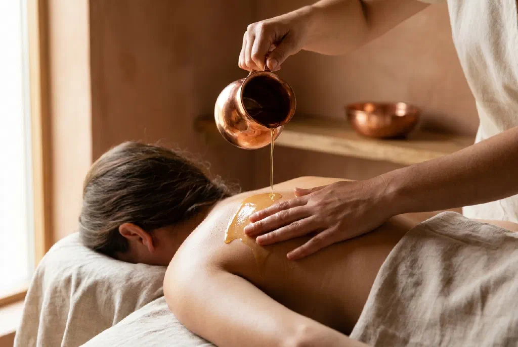 Dầu ấm được thoa lên da trong một buổi massage Abhyanga theo Ayurveda