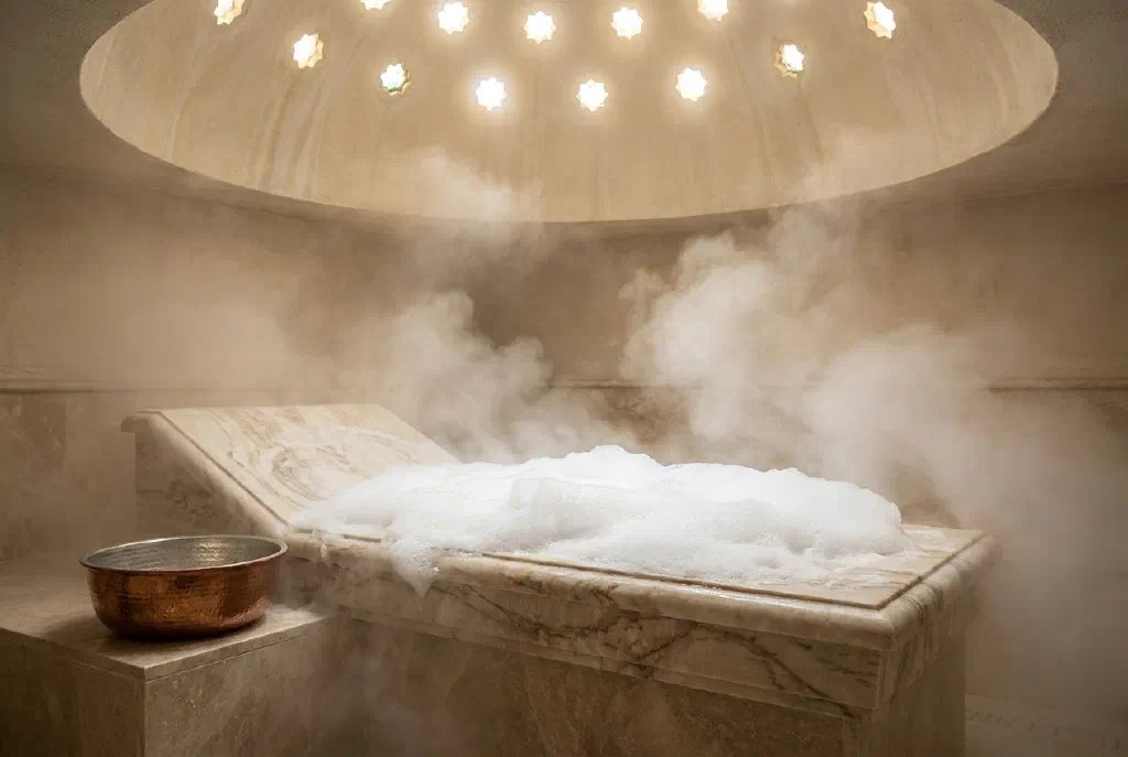 Giường đá cẩm thạch trong một Hammam bốc hơi với bọt xà phòng